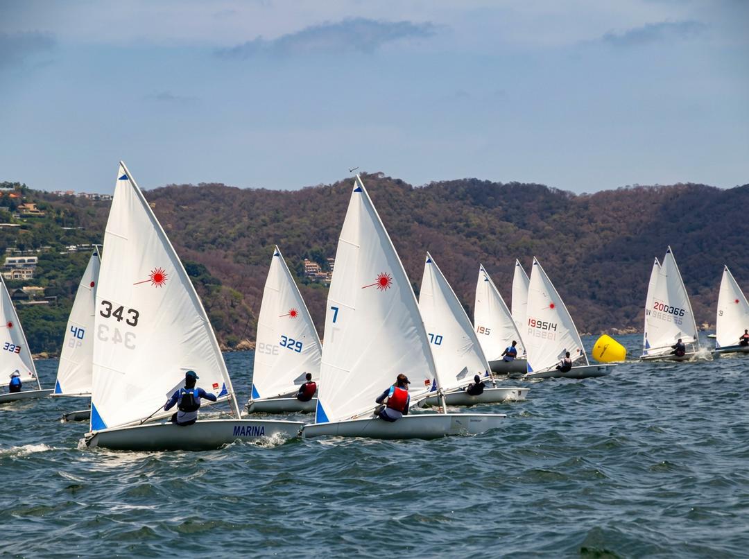 Veleros en la Regata de Acapulco navegando la bahía