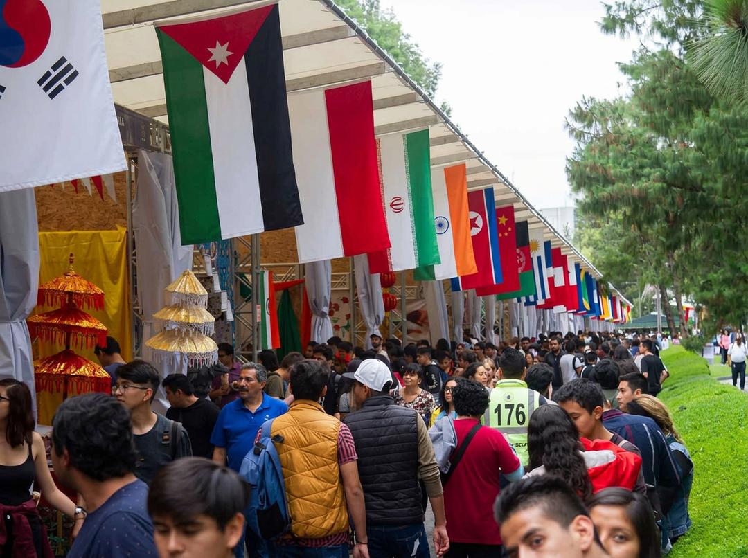 Ambiente multicultural de la Feria Cultural Internacional en CDMX