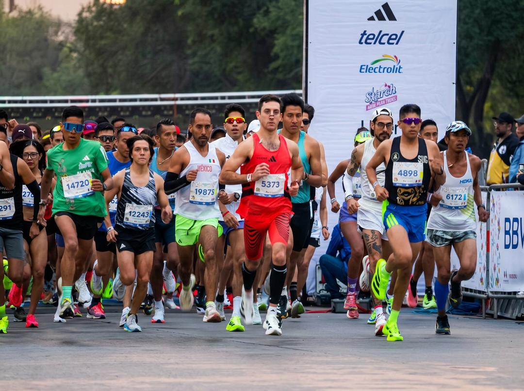 Atletas corriendo en el Maratón CDMX